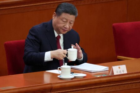 بكين تتحدى حرب ترمب التجارية وتحدد نمواً طموحاً بـ5 %