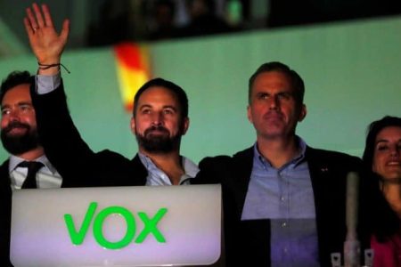 ترحيل “8 ملايين مهاجر”: مقترح فوكس الذي هز إسبانيا… وتحذيرات من تداعيات اقتصادية واجتماعية كارثية