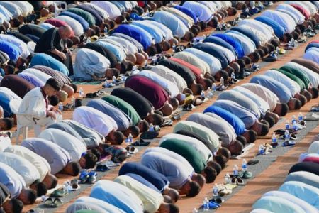 تصاعد الجدل في إسبانيا بعد حظر بلدية خوميّا للاحتفالات الإسلامية: اتهامات بالعنصرية وتحذيرات من تعقيد التعايش