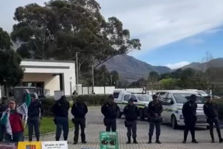 فيديو : غناء ولوحات فنية لمتظاهرين يعبرون عن دعمهم لفلسطين أمام السفارة الأميركية في كيب تاون