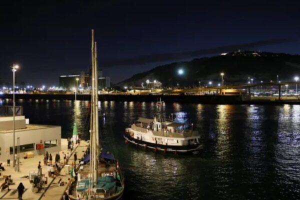 الأسطول العالمي “صمود” ينطلق من برشلونة نحو غزة رغم التحديات