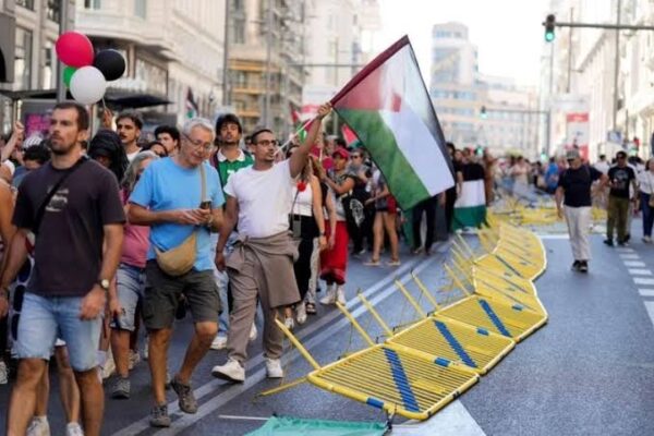 إلغاء المرحلة الأخيرة من طواف إسبانيا يثير عاصفة سياسية بين الحكومة والمعارضة